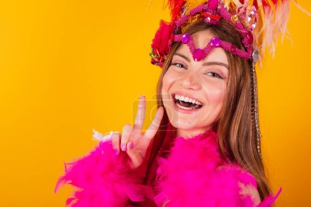Foto de Hermosa mujer brasileña rubia con ropa de reina de la escuela de samba, carnaval. Corona de plumas. tomando uno mismo - Imagen libre de derechos