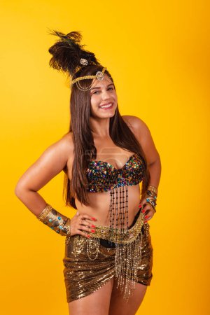 Foto de Hermosa brasileña en ropa de carnaval sonriendo con las manos en las caderas. - Imagen libre de derechos