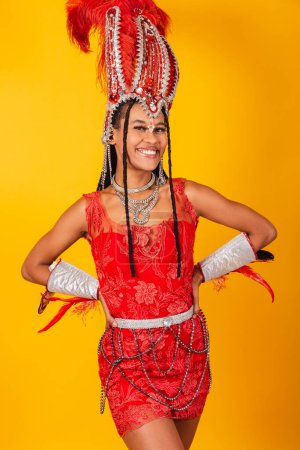 Foto de Hermosa mujer brasileña negra, con ropa roja de carnaval. vertical. - Imagen libre de derechos