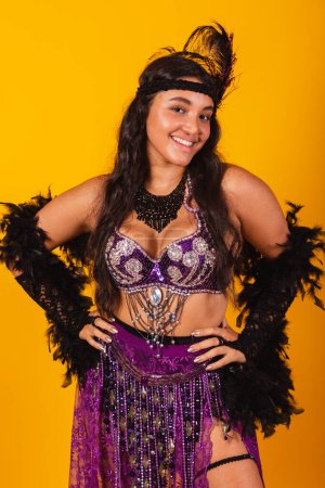 Téléchargez les photos : Femme brésilienne portant des vêtements de carnaval, photo verticale pour un usage mobile. - en image libre de droit