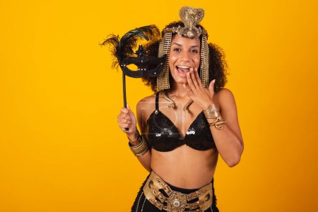 Foto de Hermosa brasileña negra, vestida con ropas de carnaval de Cleopatra, con máscara de carnaval, haciendo un retrato de cerca. vertical - Imagen libre de derechos