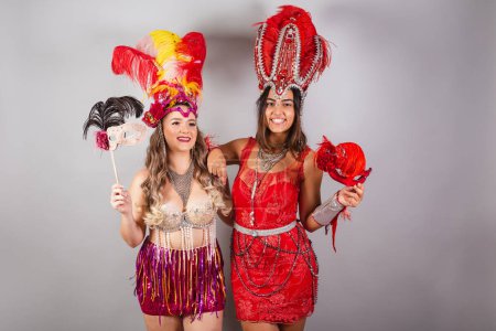 Foto de Foto horizontal, de medio cuerpo de dos amigos brasileños en trajes de carnaval. posando para la foto. - Imagen libre de derechos