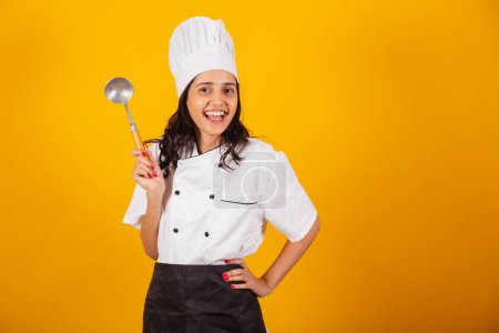Téléchargez les photos : Femme brésilienne, chef cuisinier, tenant la louche de cuisine. - en image libre de droit