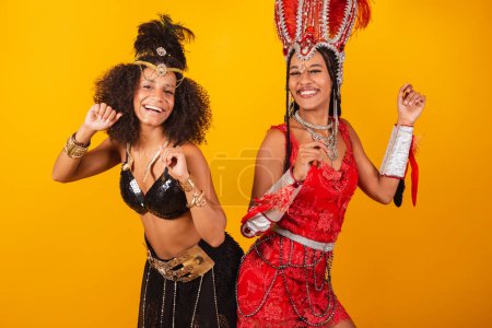 Téléchargez les photos : Deux amies brésiliennes, vêtues de carnaval. danse. - en image libre de droit