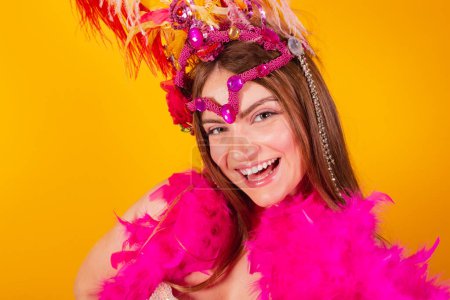 Foto de Hermosa mujer brasileña rubia con ropa de reina de la escuela de samba, carnaval. Corona de plumas. tomando uno mismo - Imagen libre de derechos
