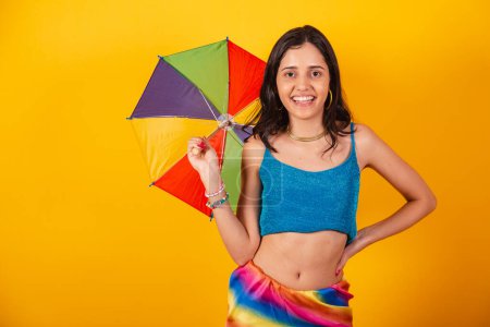 Téléchargez les photos : Belle femme brésilienne en vêtements de carnaval tenant parapluie coloré - en image libre de droit