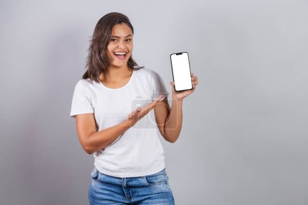 Brazilian woman, with smartphone, showing white screen for ads and advertisements.