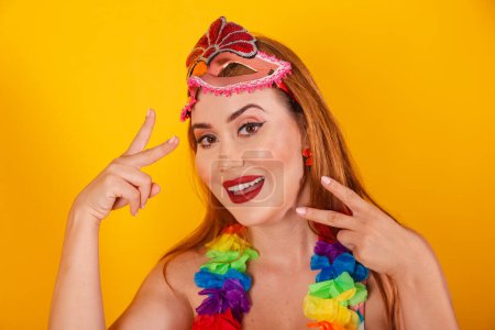 Téléchargez les photos : Rousse brésilienne, vêtue de carnaval, avec un collier de fleurs autour du cou, séfie. - en image libre de droit