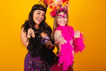 Téléchargez les photos : Deux amis brésiliens, vêtus de carnaval, invitant de leurs mains. - en image libre de droit