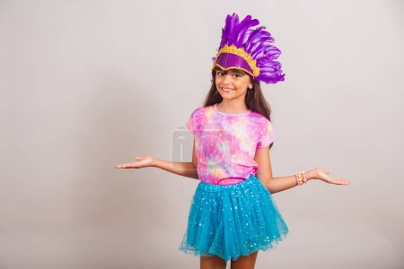 Téléchargez les photos : Belle fille brésilienne, enfant, habillée pour le carnaval au Brésil. Bienvenue à bras ouverts. - en image libre de droit