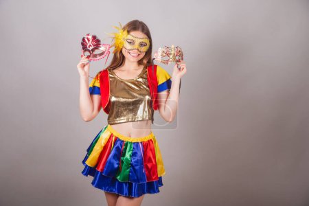 Téléchargez les photos : Femme blonde brésilienne, vêtue de vêtements frevo, masque de carnaval, tenant des masques de carnaval. - en image libre de droit