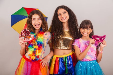 Téléchargez les photos : Filles brésiliennes amies, vêtues de vêtements de carnaval incroyable. - en image libre de droit