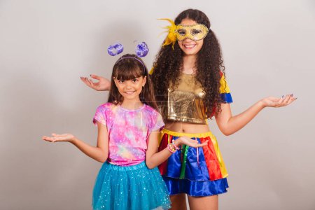 Téléchargez les photos : Deux amies brésiliennes, vêtues de vêtements de carnaval. Bienvenue à bras ouverts. - en image libre de droit