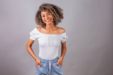 Photo for Beautiful black brazilian woman, in casual clothes, hands on her hips. - Royalty Free Image