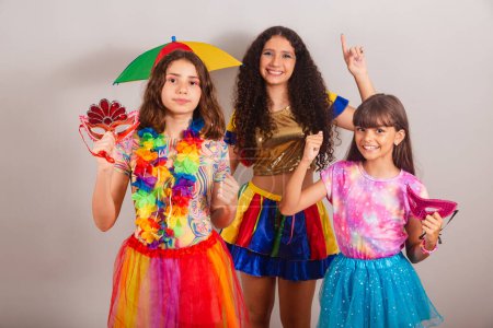 Téléchargez les photos : Filles brésiliennes amies, habillées de vêtements de carnaval dansant. - en image libre de droit