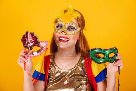 Foto de Pelirroja brasileña, con ropa de carnaval, frevo, y sombrilla de colores. usar rímel y sostener máscaras. - Imagen libre de derechos