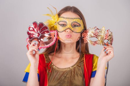 Foto de Mujer rubia brasileña, vestida con ropa frevo, máscara de carnaval, con máscaras de carnaval. primer plano de la cara. - Imagen libre de derechos