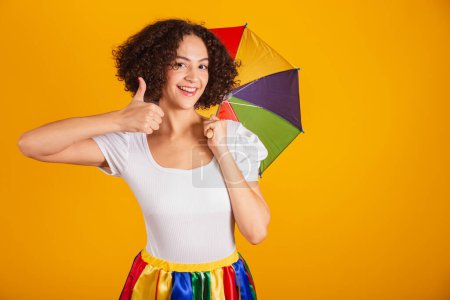 Téléchargez les photos : Belle femme brésilienne, vêtue de vêtements de carnaval, jupe colorée et chemise blanche. comme, signe positif. - en image libre de droit