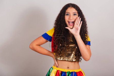 Foto de Jovencita adolescente, brasileña, con ropa frevo, carnaval. promoción gritando, publicidad. - Imagen libre de derechos