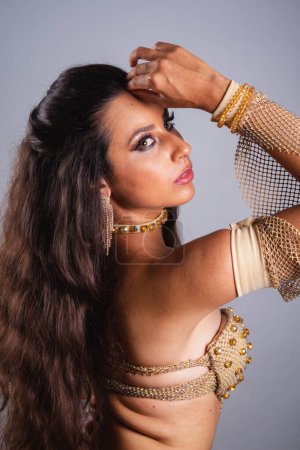 Téléchargez les photos : Belle femme brésilienne, avec des robes pour la danse du ventre, danseuse. Répétition traditionnelle arabe de danse traditionnelle. - en image libre de droit