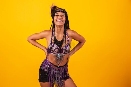 Téléchargez les photos : Belle brésilienne noire, vêtue de carnaval violet, les mains sur les hanches. - en image libre de droit