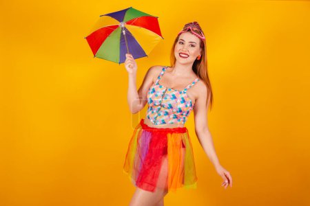 Téléchargez les photos : Rousse brésilienne, en vêtements de carnaval, avec un parasol coloré. - en image libre de droit