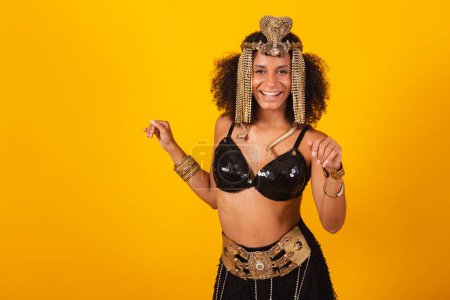 Photo for Beautiful black Brazilian woman, in Cleopatra carnival clothes, dancing and partying. - Royalty Free Image