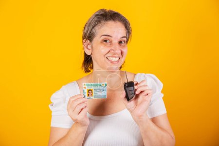 Foto de Mujer brasileña adulta con llave de coche y licencia de conducir. - Imagen libre de derechos