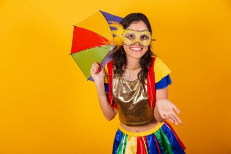 Foto de Hermosa mujer brasileña en ropa de carnaval, con ropa frevo, y colorido paraguas y máscara. Bienvenida. - Imagen libre de derechos