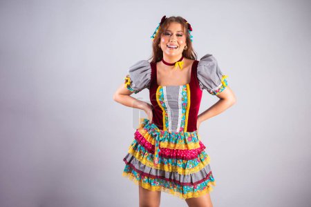 Foto de Hermosa brasileña con ropa de campo, Festa de So Joo, Festa Junina. haciendo pose divertida. - Imagen libre de derechos