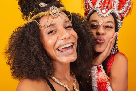 Téléchargez les photos : Deux amis brésiliens, avec des vêtements de carnaval. prise d'autoportrait avec smartphone. - en image libre de droit