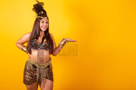 Foto de Hermosa mujer brasileña en ropa de carnaval de oro, presentando - Imagen libre de derechos