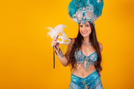 Téléchargez les photos : Belle femme brésilienne avec des vêtements de reine de l'école de samba, carnaval. Couronne de plumes tenant - en image libre de droit