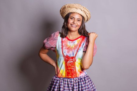 Téléchargez les photos : Femme brésilienne vêtue de vêtements de campagne, fête So Joo, fête Junina. poses photo - en image libre de droit