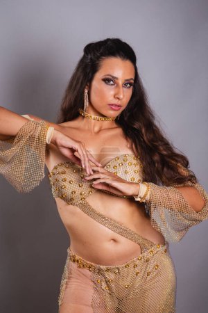 Foto de Hermosa mujer brasileña, con vestidos para la danza del vientre, bailarina. Ensayo tradicional de danza árabe tradicional. - Imagen libre de derechos