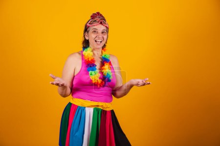 Foto de Mujer adulta en ropa de carnaval sonriendo a la cámara invitando con las manos. - Imagen libre de derechos