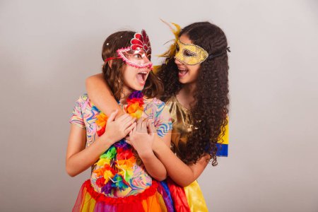 Foto de Chicas brasileñas amigas, vestidas con ropas de carnaval. abrazar sonriendo a la cámara, amistad. - Imagen libre de derechos