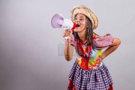 Foto de Mujer brasileña vistiendo ropa de campo, fiesta So Joo, fiesta Junina. con megáfono, promoción, publicidad - Imagen libre de derechos