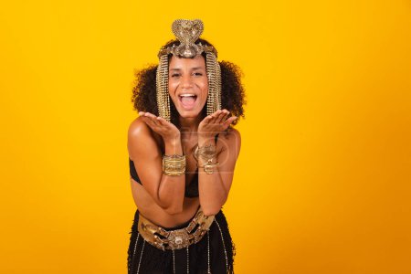 Photo for Beautiful Brazilian black woman, in Cleopatra carnival clothes, sending kiss. - Royalty Free Image