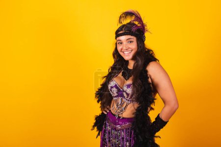 Téléchargez les photos : Femme brésilienne, portant des vêtements de carnaval, souriant avec les mains sur les hanches. - en image libre de droit