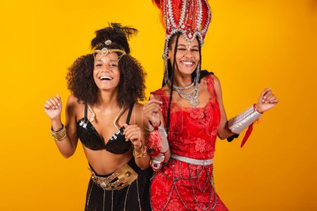 Téléchargez les photos : Deux amies brésiliennes, vêtues de carnaval. danse. - en image libre de droit