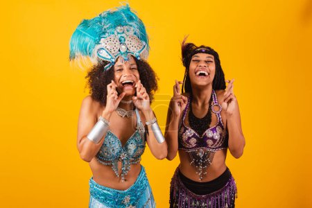 Foto de Dos amigas brasileñas, vestidas de carnaval. gritando promoción. - Imagen libre de derechos
