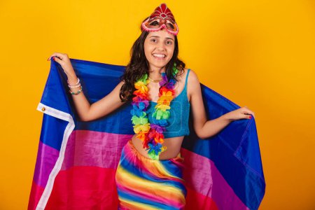 Téléchargez les photos : Belle femme brésilienne en vêtements de carnaval, avec drapeau bisexuel. LGBT - en image libre de droit