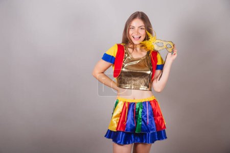 Foto de Mujer rubia brasileña vestida con ropa frevo, carnaval. celebración de la máscara de carnaval, sonriendo. - Imagen libre de derechos