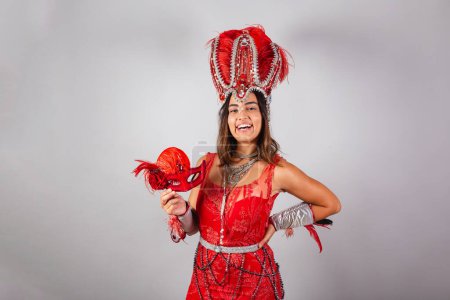 Foto de Horizontal, tiro de medio cuerpo, hermosa mujer brasileña en ropa de carnaval. bailando. - Imagen libre de derechos