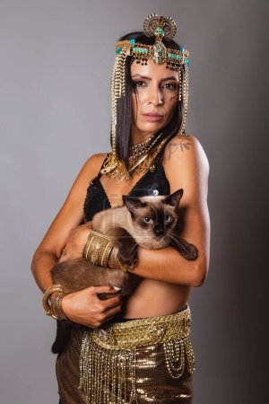 Foto de Tiro vertical, medio cuerpo, hermosa brasileña vestida de carnaval. posando para la foto. Y Cat. - Imagen libre de derechos