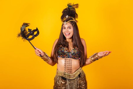 Foto de Hermosa mujer brasileña en ropa de carnaval de oro, la celebración de máscara de carnaval, así - Imagen libre de derechos