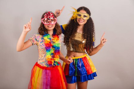 Téléchargez les photos : Des amies brésiliennes, vêtues de vêtements de carnaval. amitié. danse. - en image libre de droit