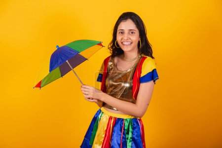 Téléchargez les photos : Belle femme brésilienne en vêtements de carnaval, avec des vêtements frevo, et parapluie coloré. - en image libre de droit