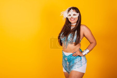 Foto de Hermosa mujer brasileña en ropa de carnaval azul y blanco. Disparo vertical, mano en la cintura, sonriendo mirando a la cámara. - Imagen libre de derechos